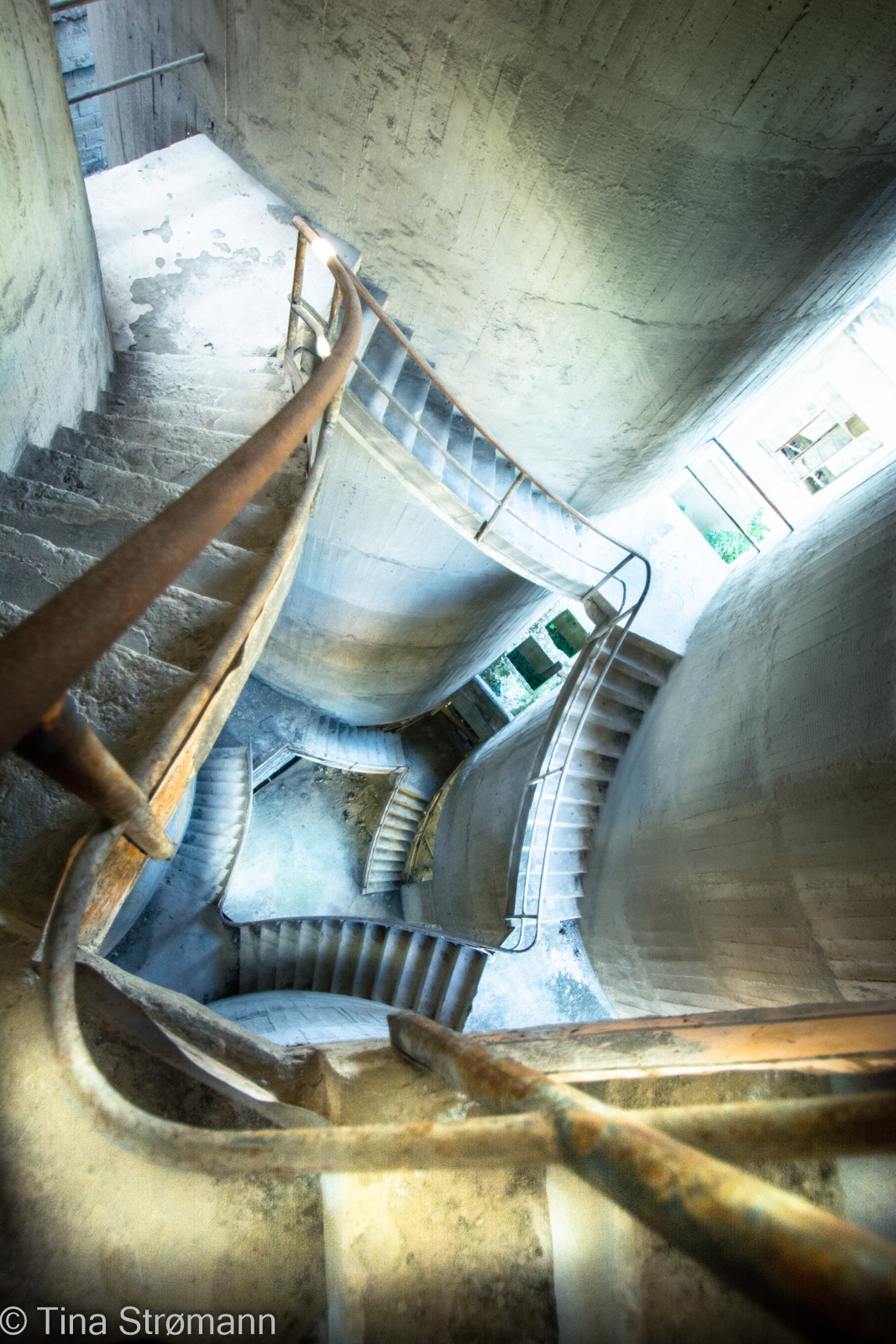 Cementfabrik, siloer og trappe, Italien