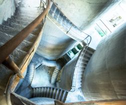 Cementfabrik, siloer og trappe, Italien